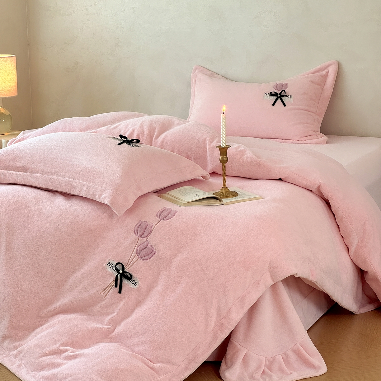 91家纺网 家纺一手货源 找家纺 恋尚羽家纺 2025新款加厚全消光绣花牛奶绒宽边四件套 粉色