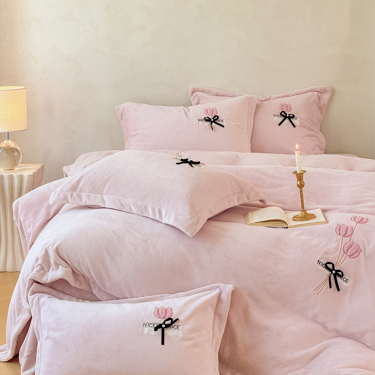 91家纺网 家纺一手货源 找家纺 恋尚羽家纺 2025新款加厚全消光绣花牛奶绒宽边四件套 紫色