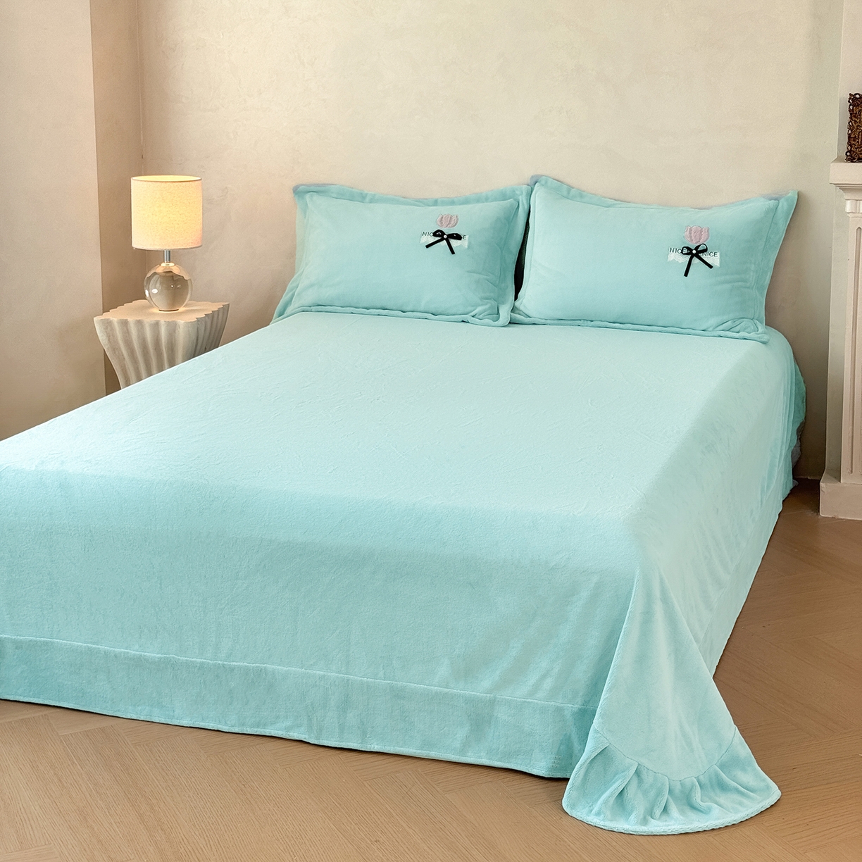 91家纺网 家纺一手货源 找家纺 恋尚羽家纺 2025新款加厚全消光绣花牛奶绒宽边四件套 兰色