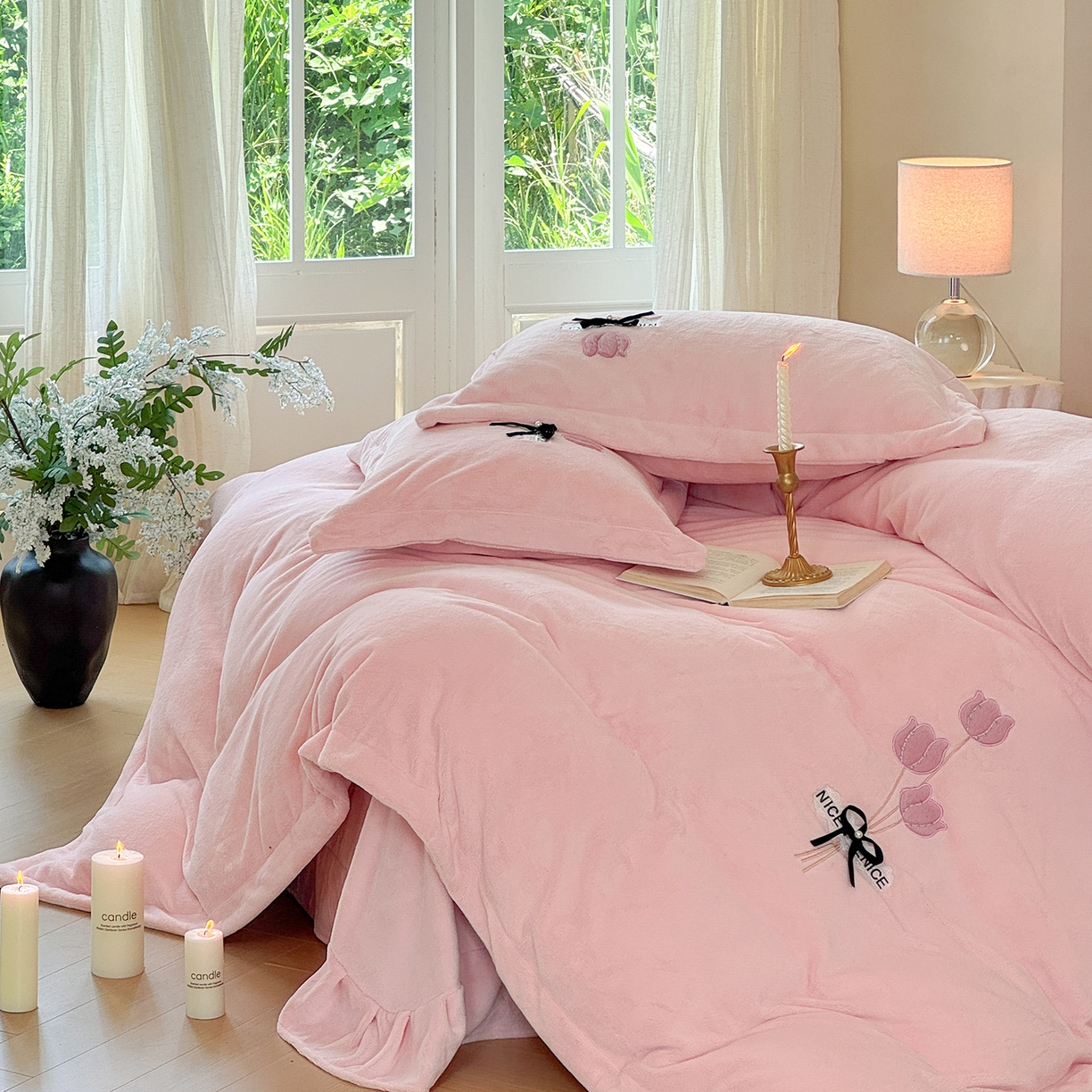 91家纺网 家纺一手货源 找家纺 恋尚羽家纺 2025新款加厚全消光绣花牛奶绒宽边四件套 粉色