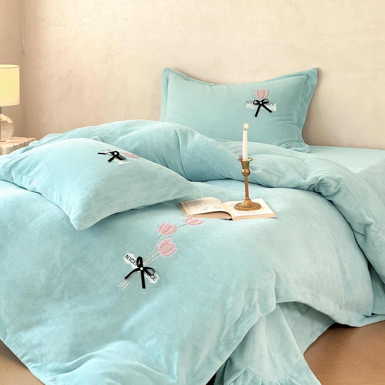 91家纺网 家纺一手货源 找家纺 恋尚羽家纺 2025新款加厚全消光绣花牛奶绒宽边四件套 兰色