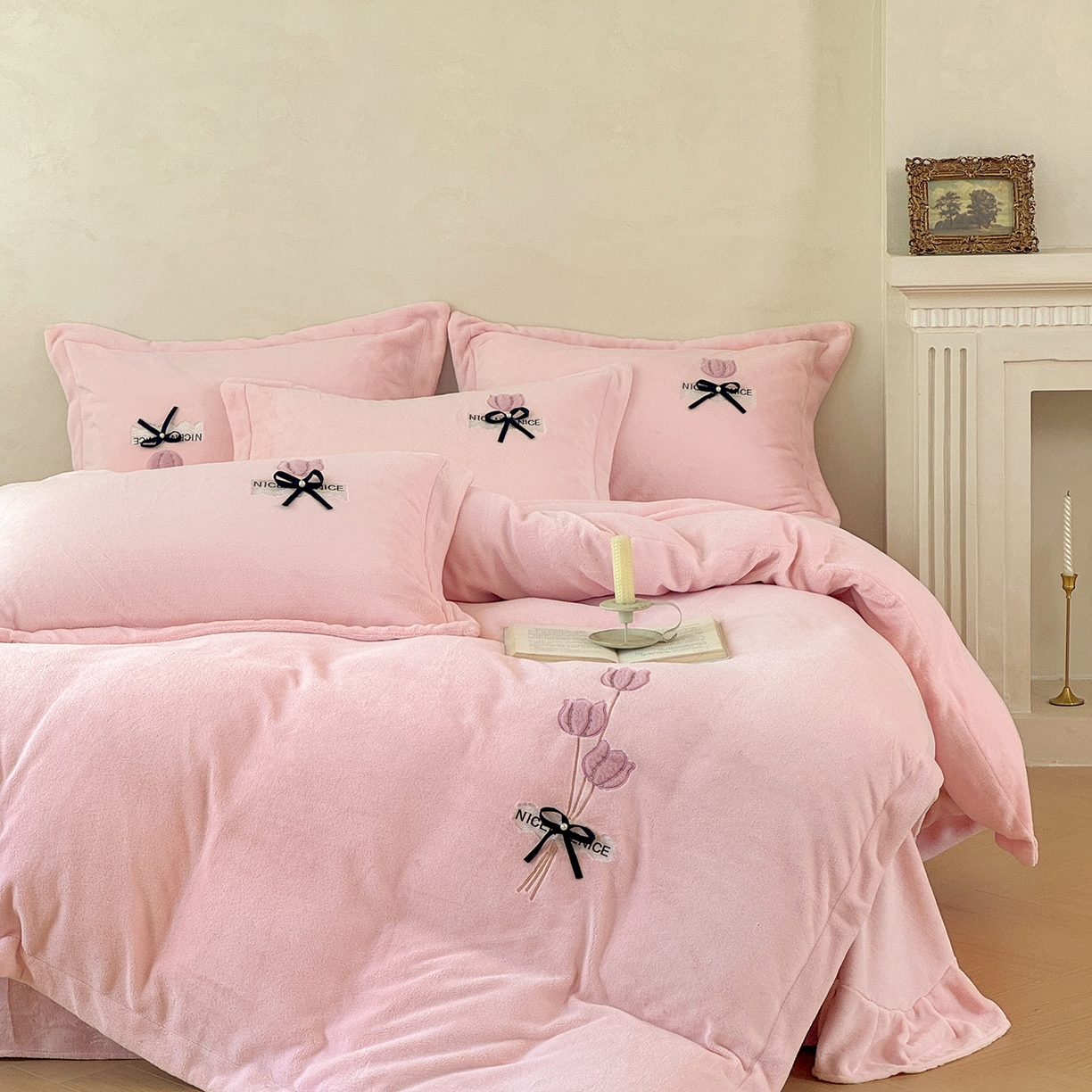 91家纺网 家纺一手货源 找家纺 恋尚羽家纺 2025新款加厚全消光绣花牛奶绒宽边四件套 粉色