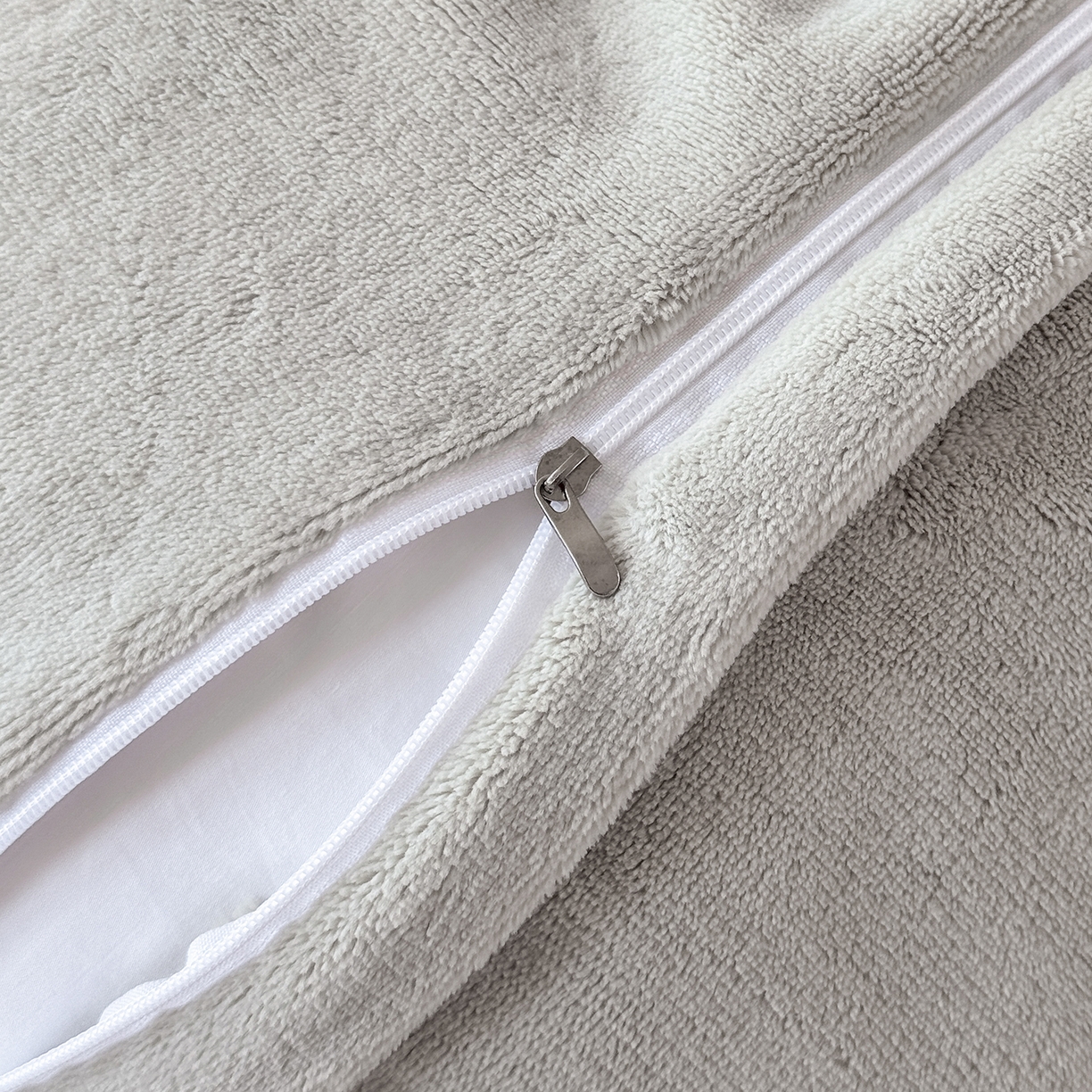 91家纺网 家纺一手货源 找家纺 恋尚羽家纺 2025新款加厚全消光绣花牛奶绒宽边四件套 灰色