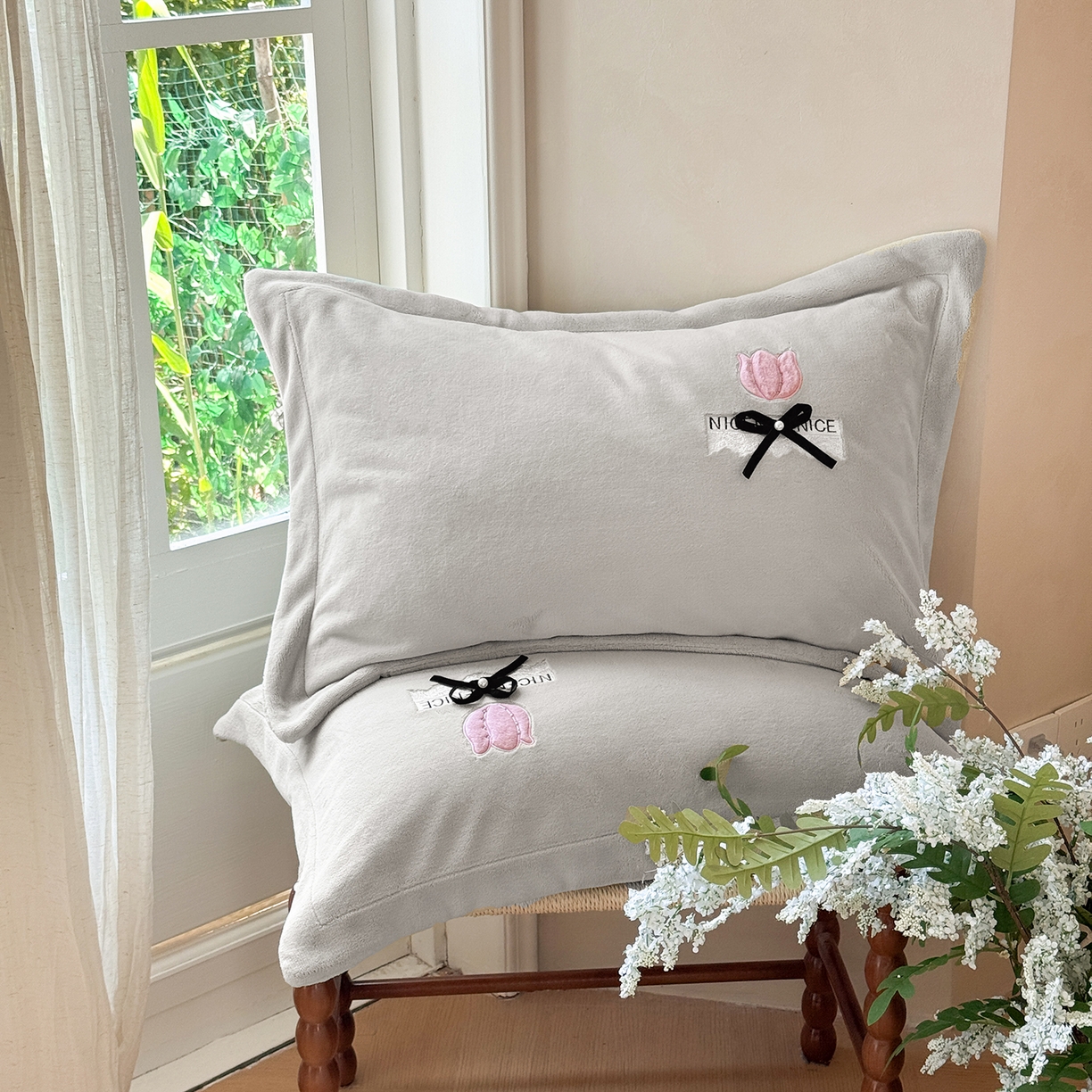 91家纺网 家纺一手货源 找家纺 恋尚羽家纺 2025新款加厚全消光绣花牛奶绒宽边四件套 灰色