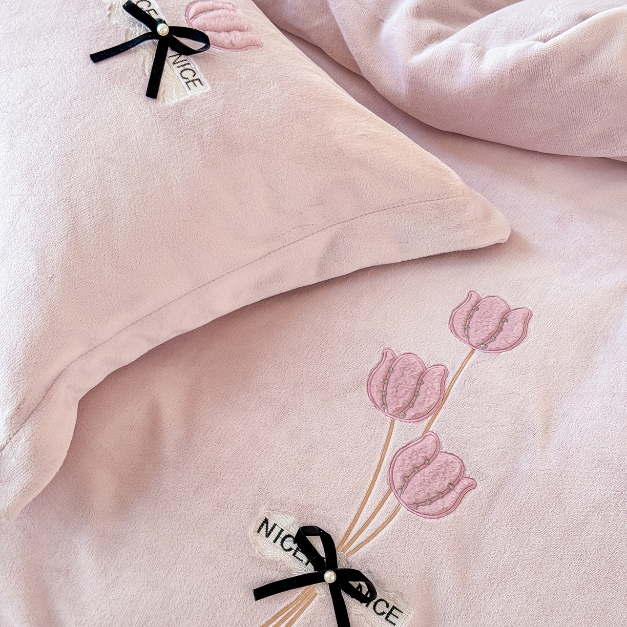 91家纺网 家纺一手货源 找家纺 恋尚羽家纺 2025新款加厚全消光绣花牛奶绒宽边四件套 紫色