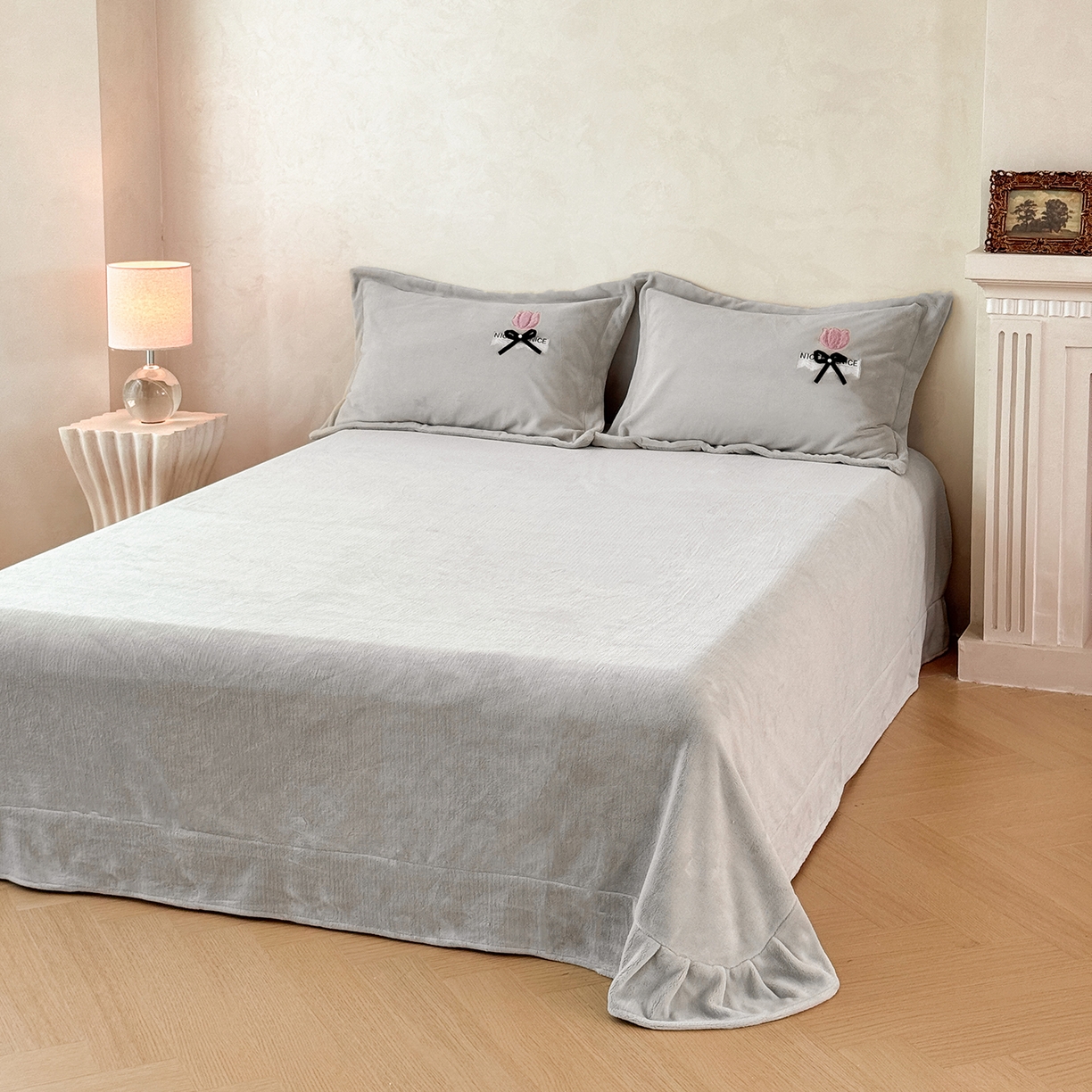 91家纺网 家纺一手货源 找家纺 恋尚羽家纺 2025新款加厚全消光绣花牛奶绒宽边四件套 灰色