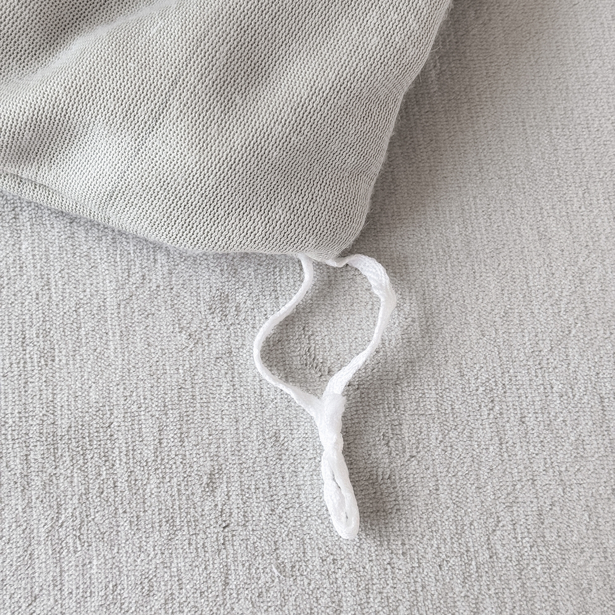 91家纺网 家纺一手货源 找家纺 恋尚羽家纺 2025新款加厚全消光绣花牛奶绒宽边四件套 灰色