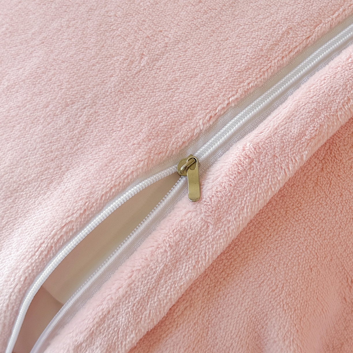 91家纺网 家纺一手货源 找家纺 恋尚羽家纺 2025新款加厚全消光绣花牛奶绒宽边四件套 粉色