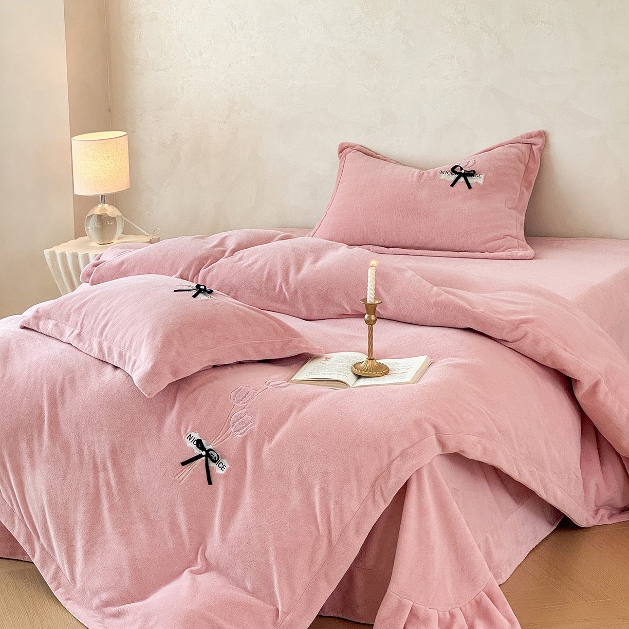 91家纺网 家纺一手货源 找家纺 恋尚羽家纺 2025新款加厚全消光绣花牛奶绒宽边四件套 豆沙色