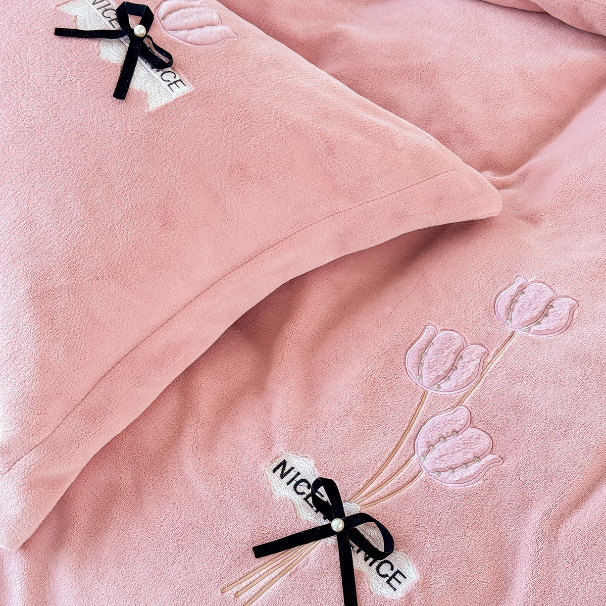 91家纺网 家纺一手货源 找家纺 （总）恋尚羽家纺 2025新款加厚全消光绣花牛奶绒宽边四件套