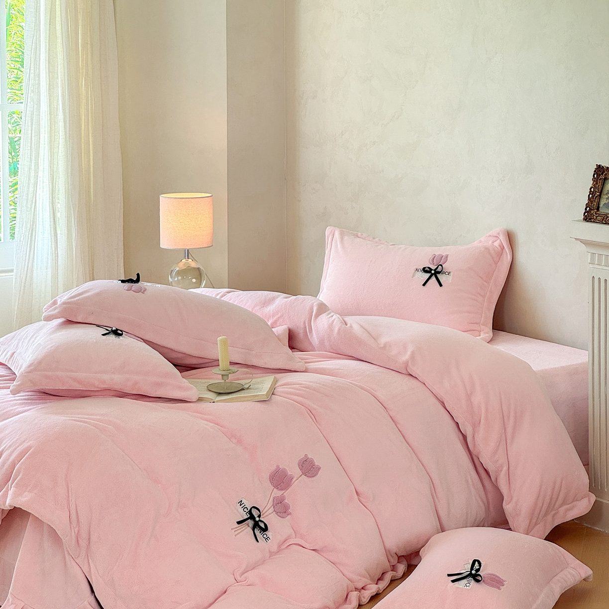 91家纺网 家纺一手货源 找家纺 恋尚羽家纺 2025新款加厚全消光绣花牛奶绒宽边四件套 粉色