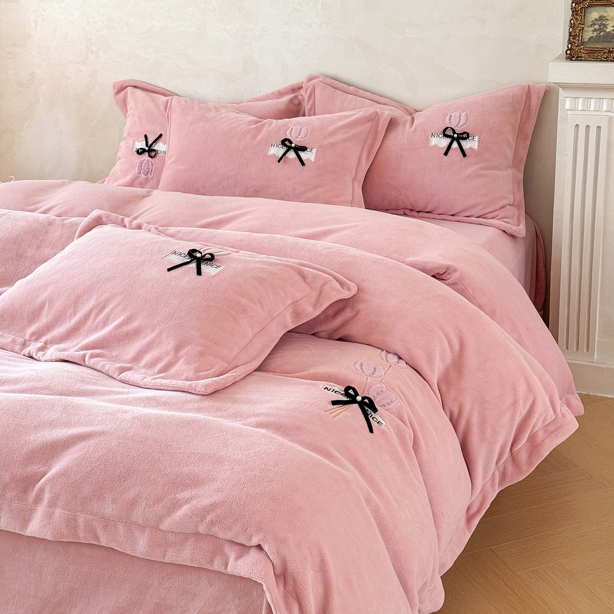 91家纺网 家纺一手货源 找家纺 （总）恋尚羽家纺 2025新款加厚全消光绣花牛奶绒宽边四件套