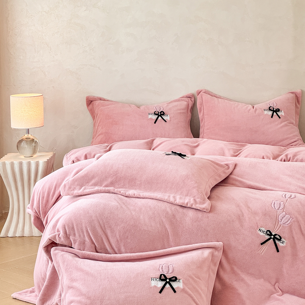 91家纺网 家纺一手货源 找家纺 恋尚羽家纺 2025新款加厚全消光绣花牛奶绒宽边四件套 豆沙色