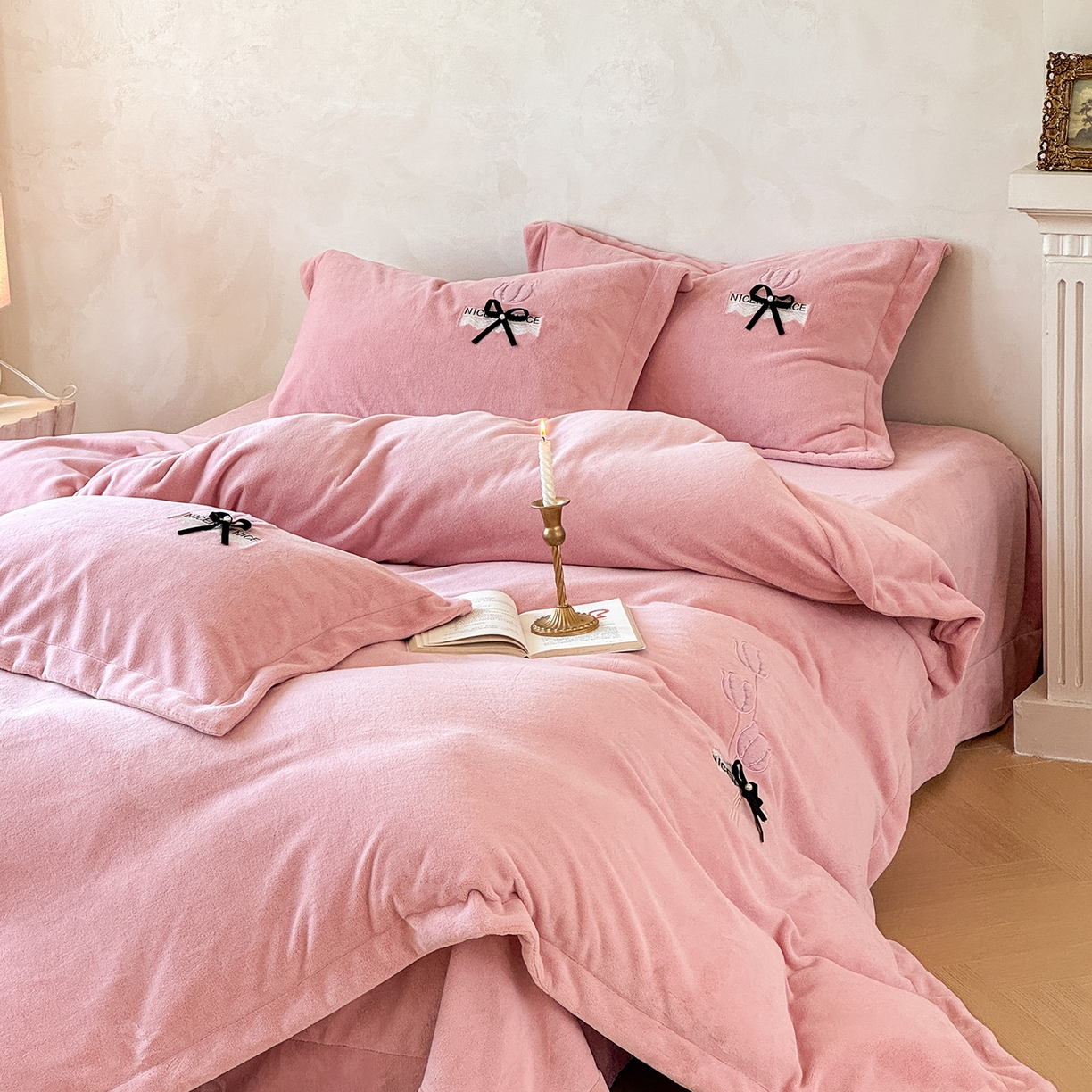 91家纺网 家纺一手货源 找家纺 恋尚羽家纺 2025新款加厚全消光绣花牛奶绒宽边四件套 豆沙色