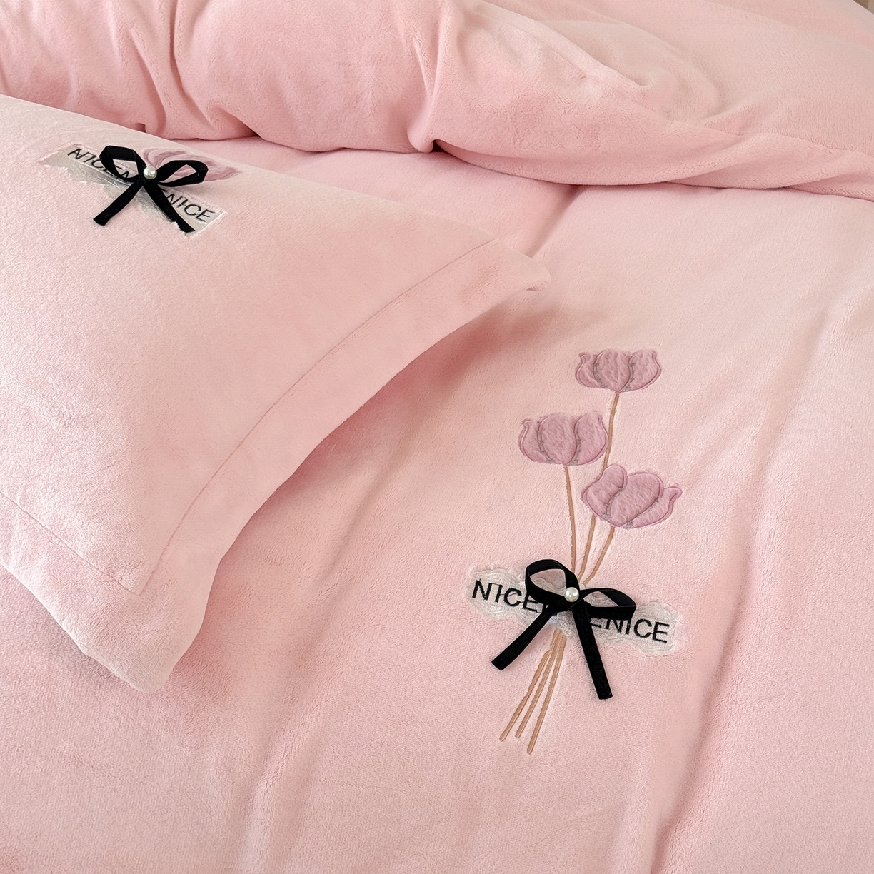 91家纺网 家纺一手货源 找家纺 恋尚羽家纺 2025新款加厚全消光绣花牛奶绒宽边四件套 粉色