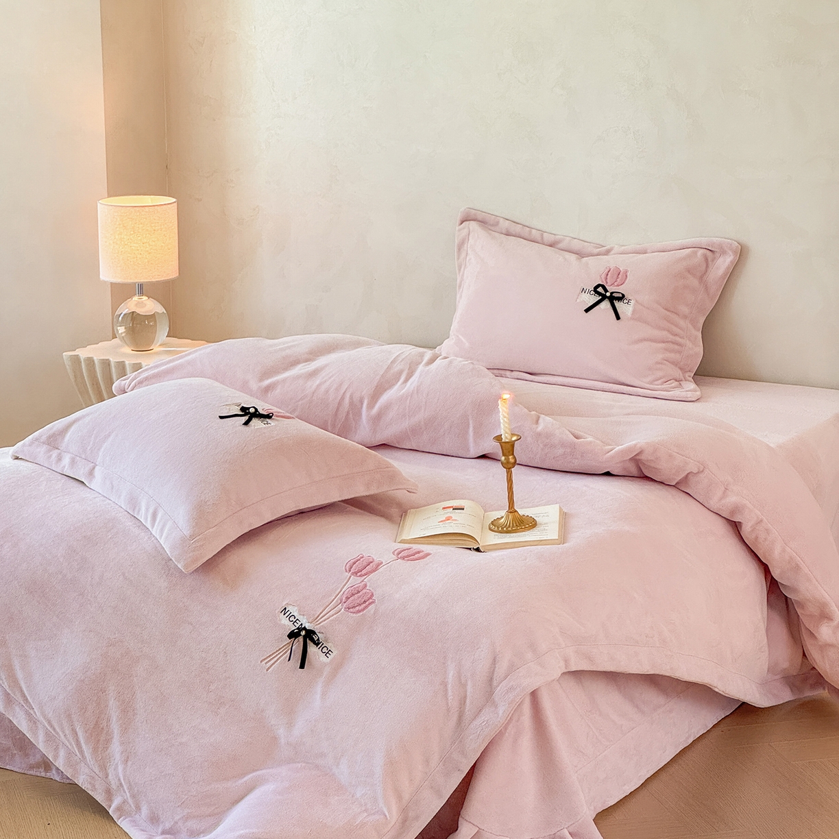 91家纺网 家纺一手货源 找家纺 恋尚羽家纺 2025新款加厚全消光绣花牛奶绒宽边四件套 紫色