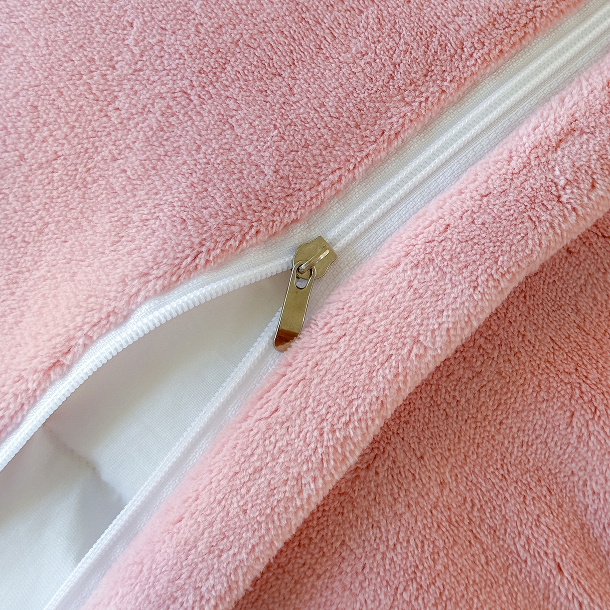 91家纺网 家纺一手货源 找家纺 恋尚羽家纺 2025新款加厚全消光绣花牛奶绒宽边四件套 豆沙色