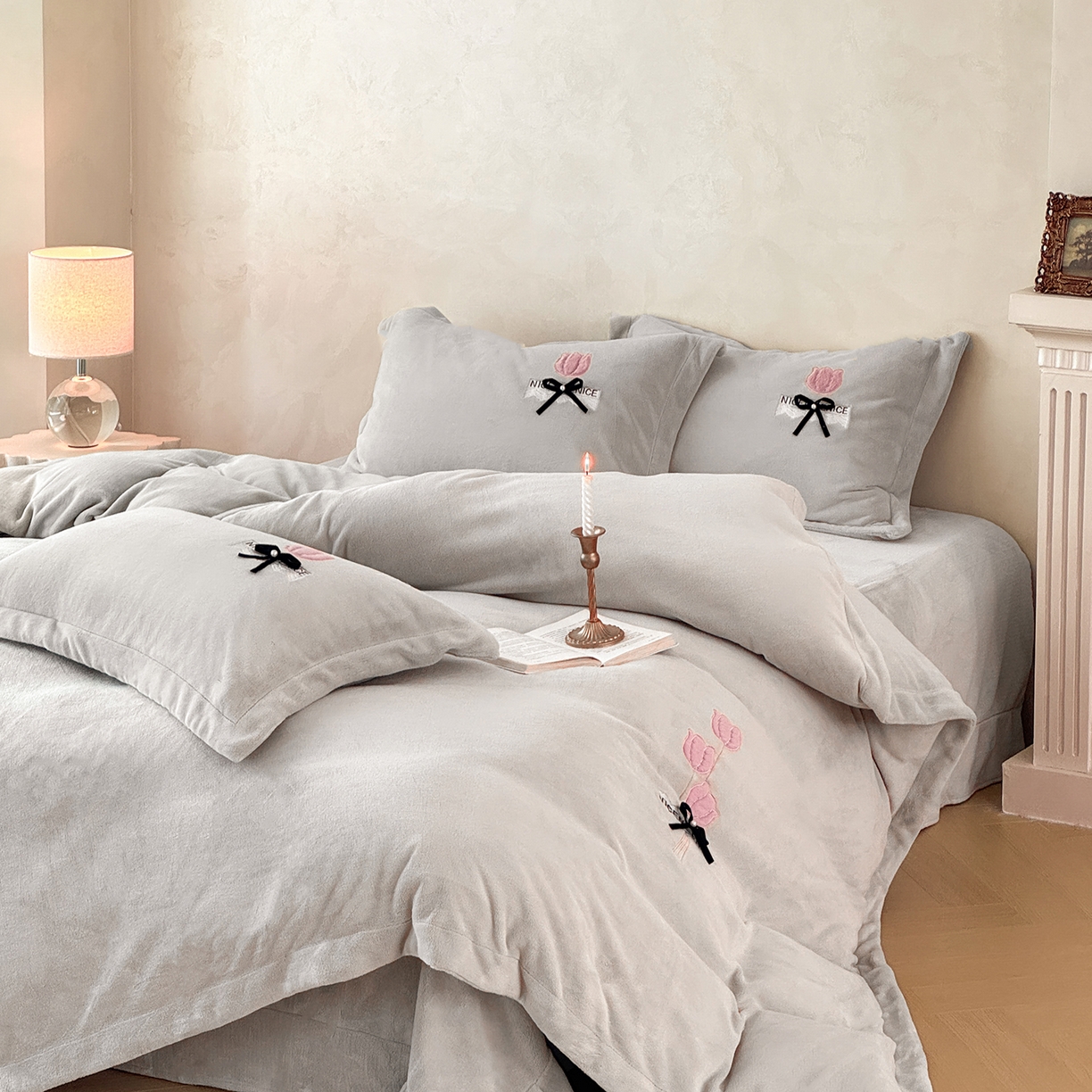 91家纺网 家纺一手货源 找家纺 恋尚羽家纺 2025新款加厚全消光绣花牛奶绒宽边四件套 灰色