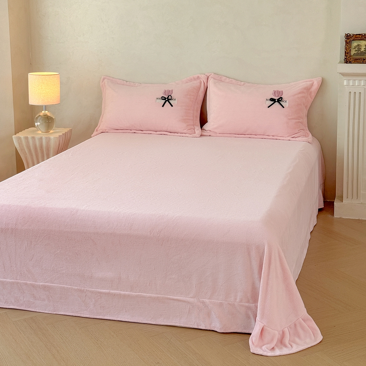 91家纺网 家纺一手货源 找家纺 恋尚羽家纺 2025新款加厚全消光绣花牛奶绒宽边四件套 粉色