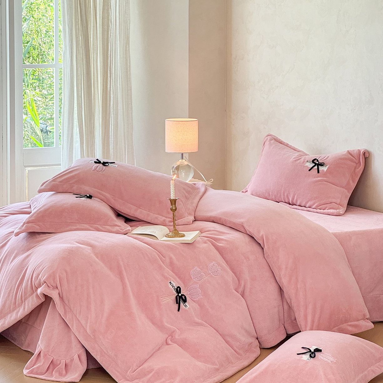 91家纺网 家纺一手货源 找家纺 恋尚羽家纺 2025新款加厚全消光绣花牛奶绒宽边四件套 豆沙色