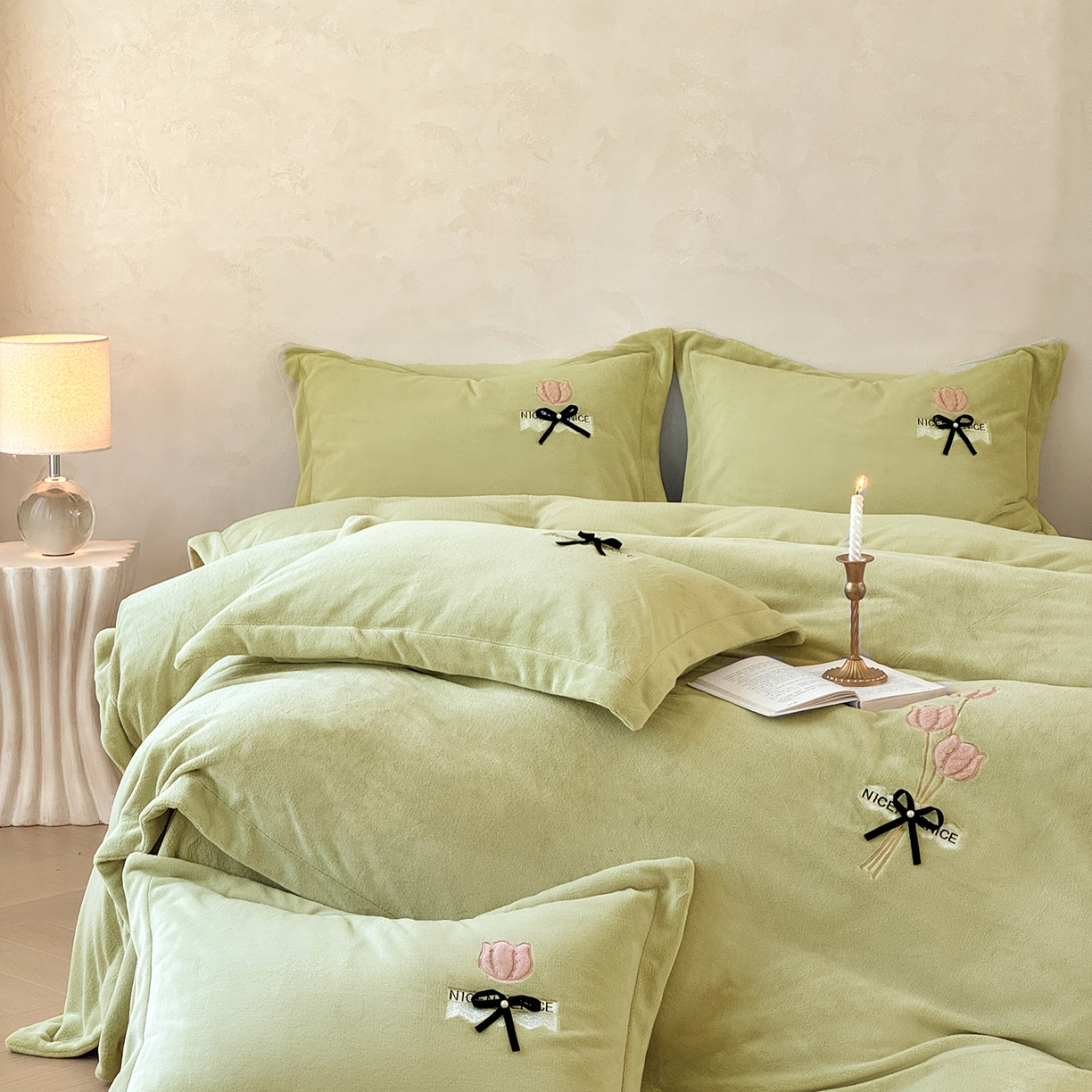 91家纺网 家纺一手货源 找家纺 恋尚羽家纺 2025新款加厚全消光绣花牛奶绒宽边四件套 绿色