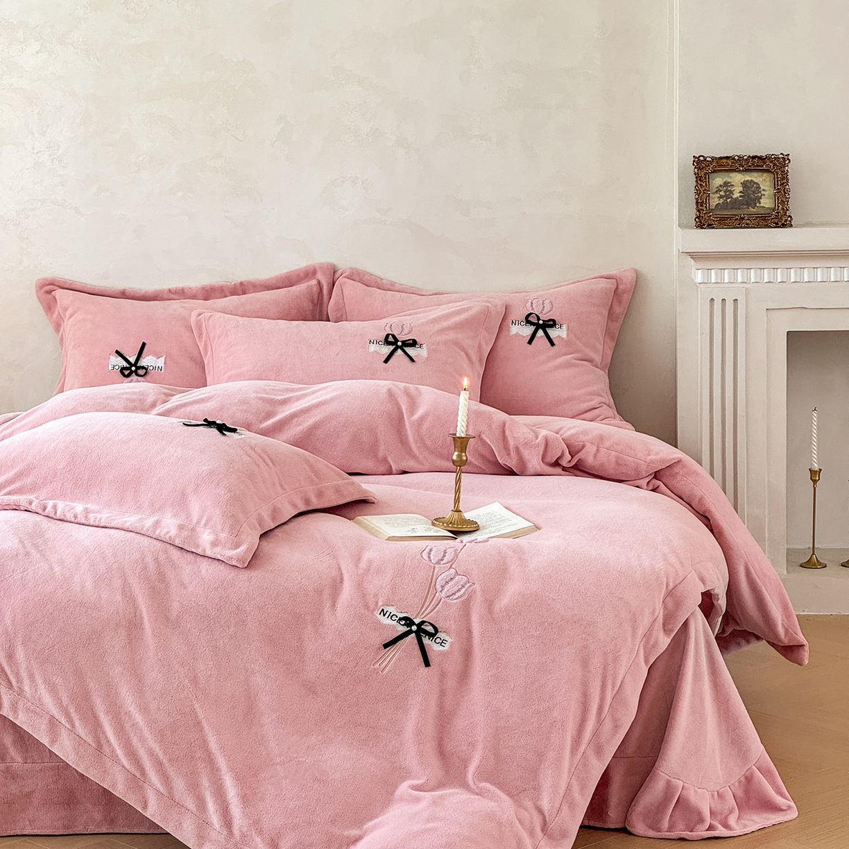 91家纺网 家纺一手货源 找家纺 恋尚羽家纺 2025新款加厚全消光绣花牛奶绒宽边四件套 豆沙色