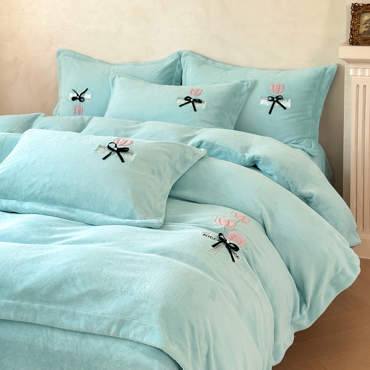 91家纺网 家纺一手货源 找家纺 恋尚羽家纺 2025新款加厚全消光绣花牛奶绒宽边四件套 兰色