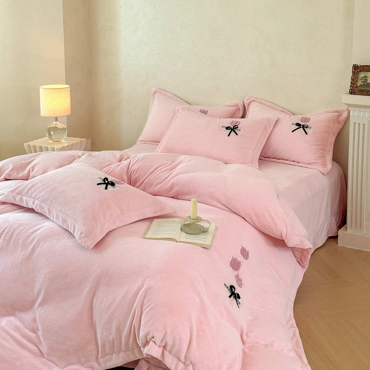 91家纺网 家纺一手货源 找家纺 恋尚羽家纺 2025新款加厚全消光绣花牛奶绒宽边四件套 粉色