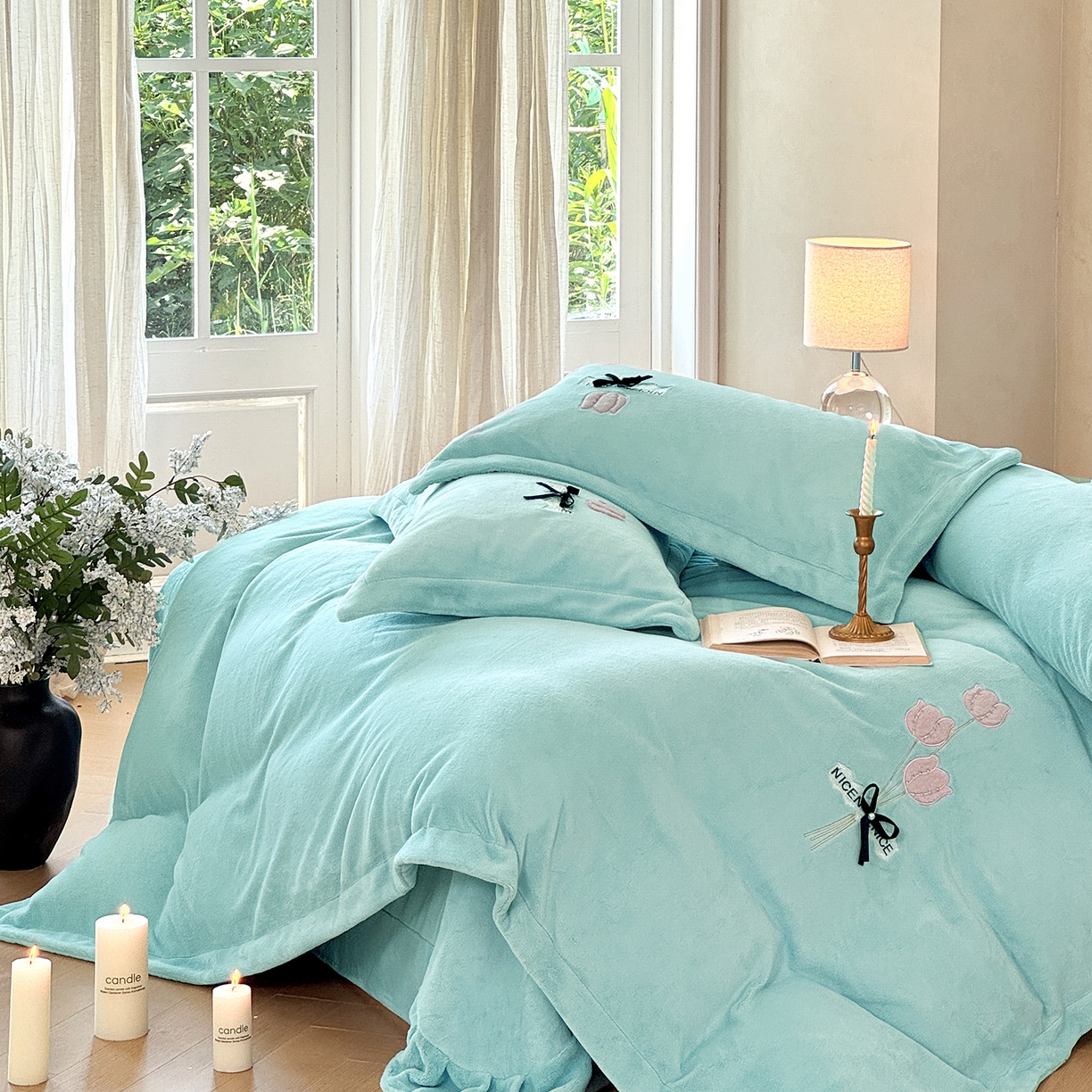 91家纺网 家纺一手货源 找家纺 恋尚羽家纺 2025新款加厚全消光绣花牛奶绒宽边四件套 兰色