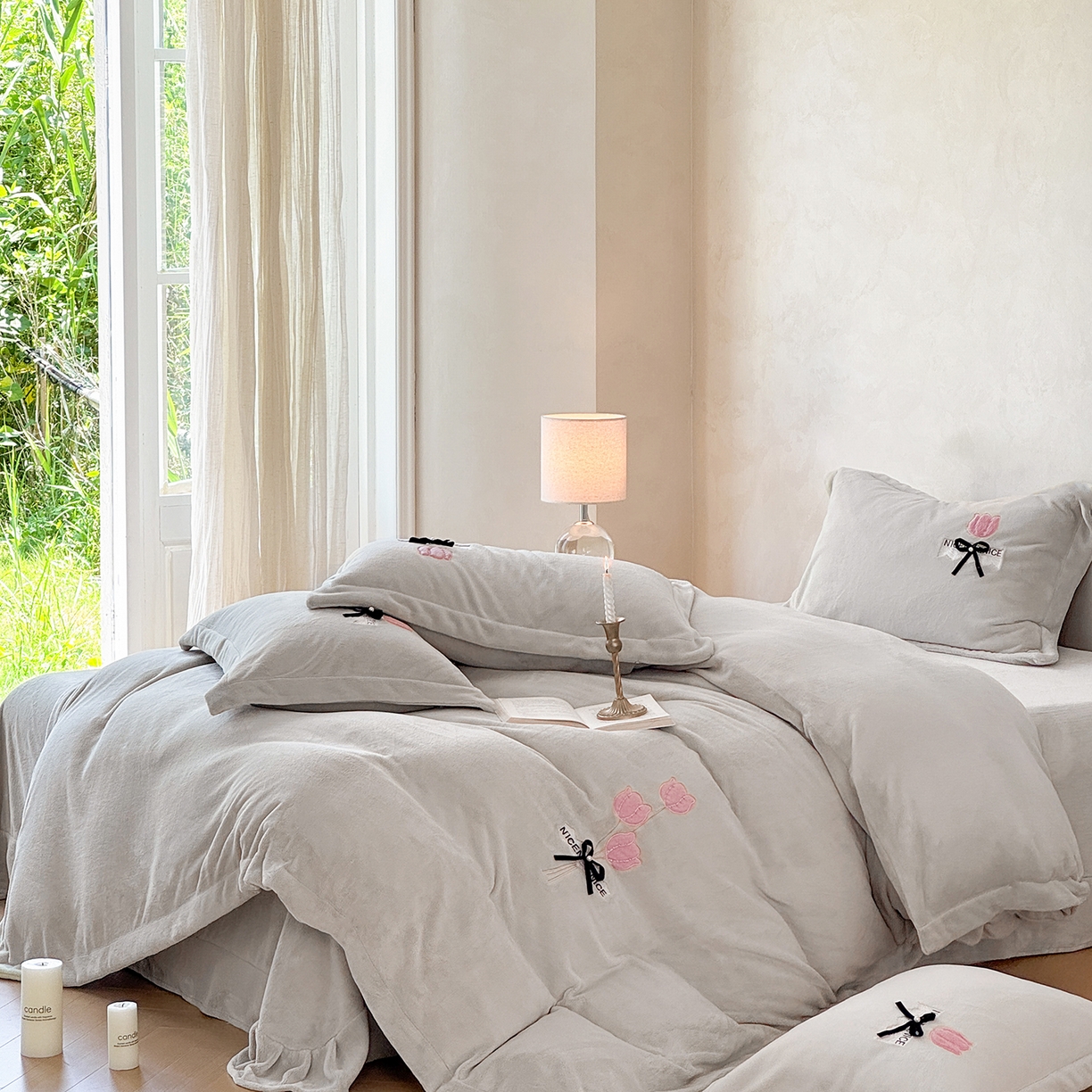 91家纺网 家纺一手货源 找家纺 恋尚羽家纺 2025新款加厚全消光绣花牛奶绒宽边四件套 灰色