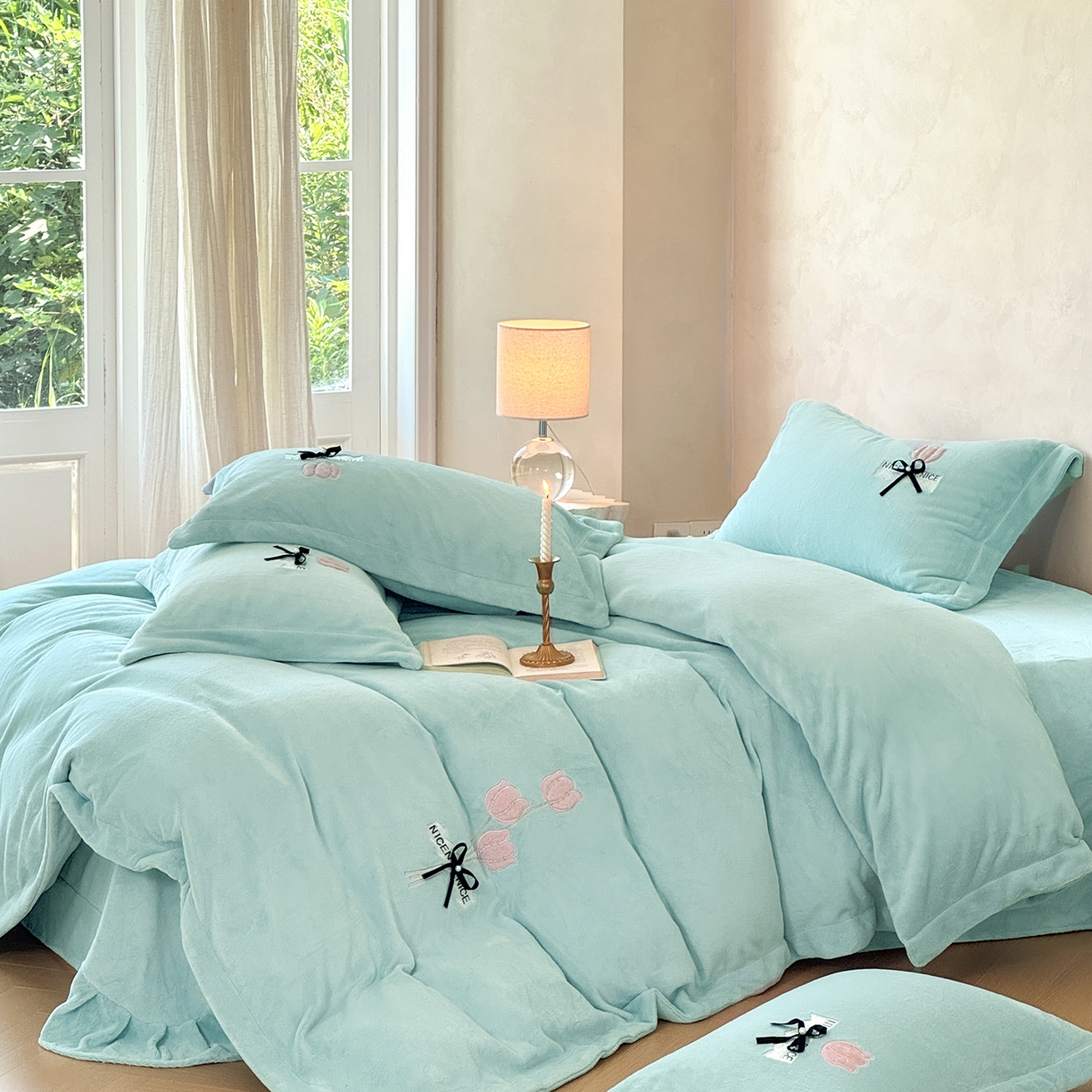 91家纺网 家纺一手货源 找家纺 恋尚羽家纺 2025新款加厚全消光绣花牛奶绒宽边四件套 兰色