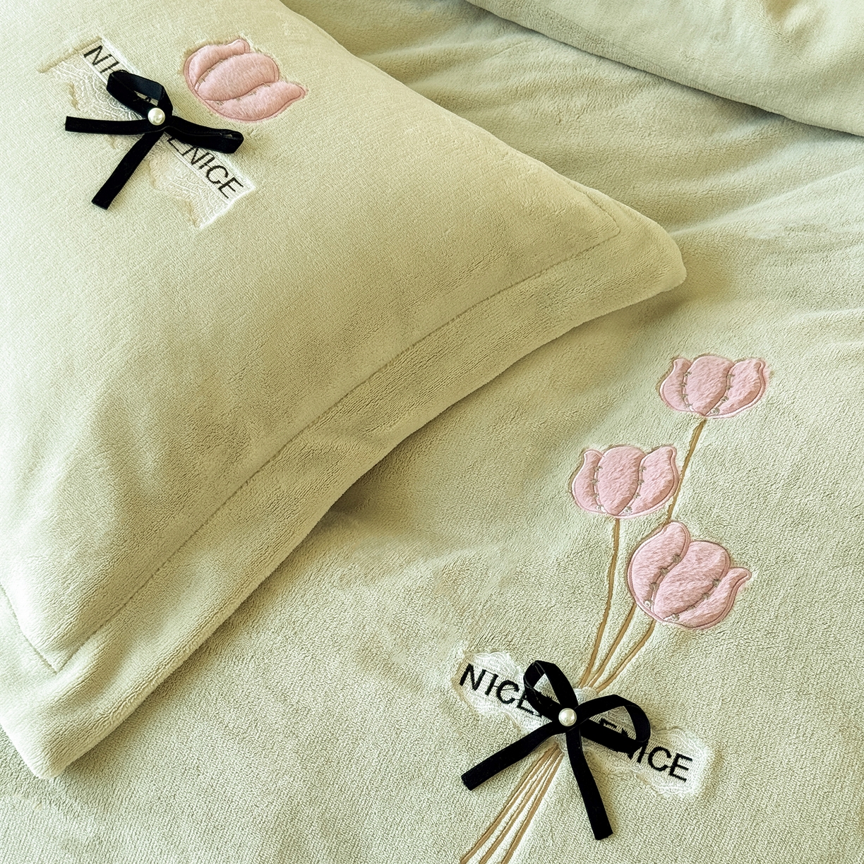 91家纺网 家纺一手货源 找家纺 恋尚羽家纺 2025新款加厚全消光绣花牛奶绒宽边四件套 绿色