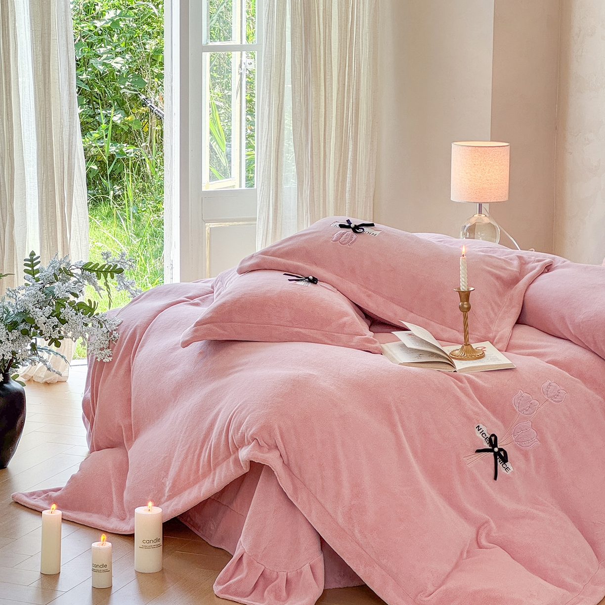 91家纺网 家纺一手货源 找家纺 恋尚羽家纺 2025新款加厚全消光绣花牛奶绒宽边四件套 豆沙色