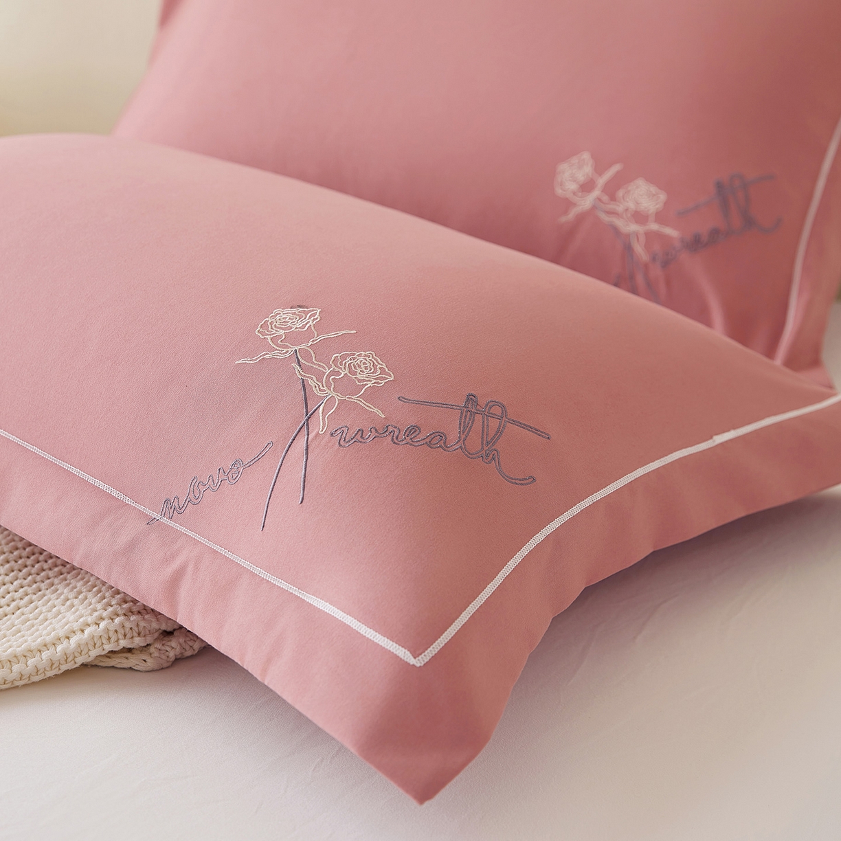 91家纺网 家纺一手货源 找家纺 （总）丰淘家纺 2025新款60水洗棉精美刺绣枕套-牡丹花开