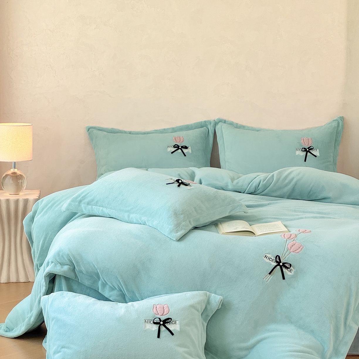 91家纺网 家纺一手货源 找家纺 恋尚羽家纺 2025新款加厚全消光绣花牛奶绒宽边四件套 兰色