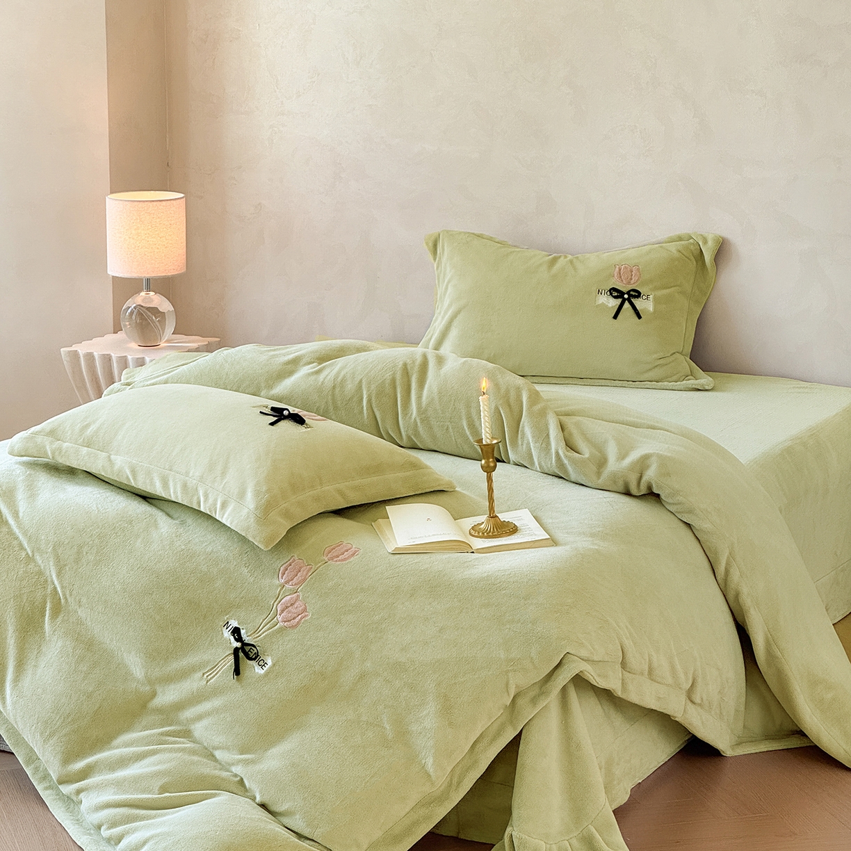 91家纺网 家纺一手货源 找家纺 恋尚羽家纺 2025新款加厚全消光绣花牛奶绒宽边四件套 绿色