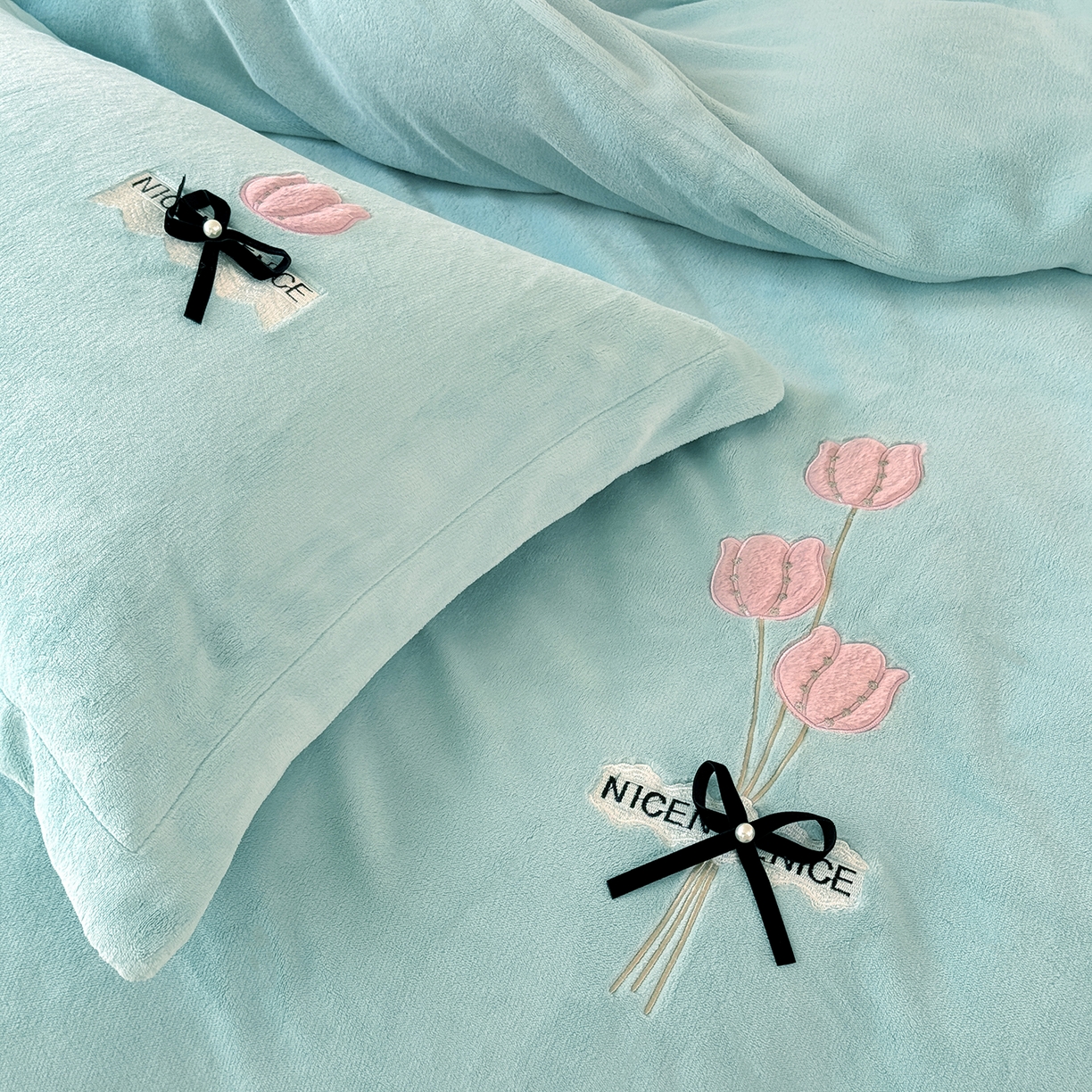 91家纺网 家纺一手货源 找家纺 恋尚羽家纺 2025新款加厚全消光绣花牛奶绒宽边四件套 兰色