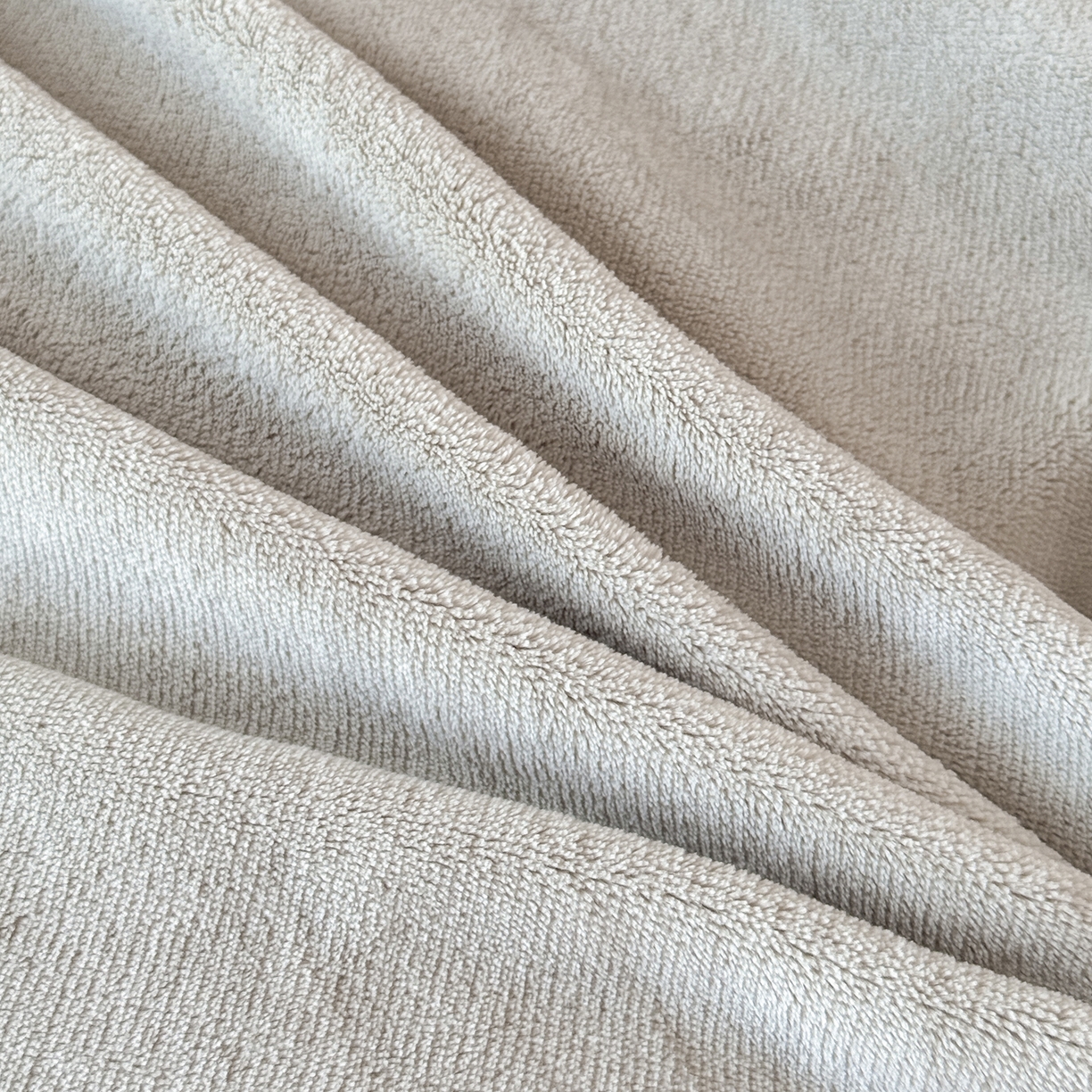 91家纺网 家纺一手货源 找家纺 恋尚羽家纺 2025新款加厚全消光绣花牛奶绒宽边四件套 灰色