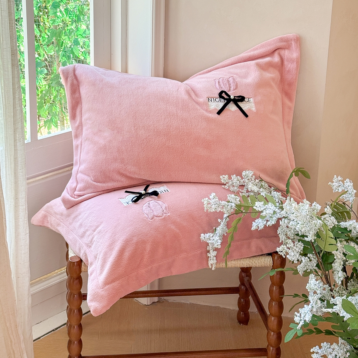 91家纺网 家纺一手货源 找家纺 恋尚羽家纺 2025新款加厚全消光绣花牛奶绒宽边四件套 豆沙色