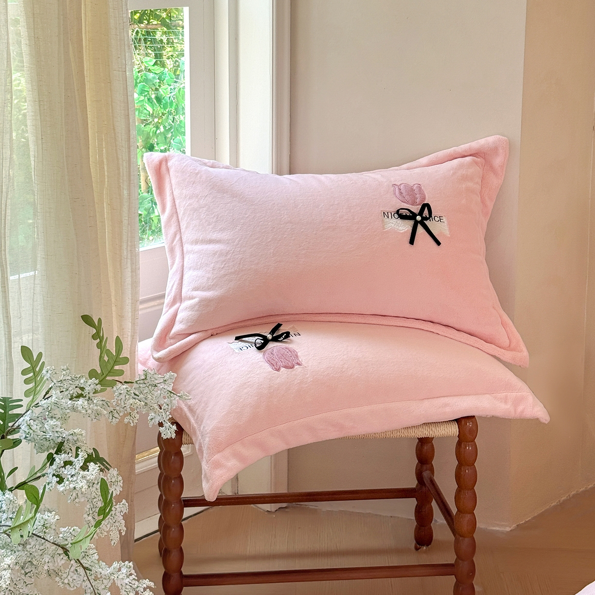 91家纺网 家纺一手货源 找家纺 恋尚羽家纺 2025新款加厚全消光绣花牛奶绒宽边四件套 粉色