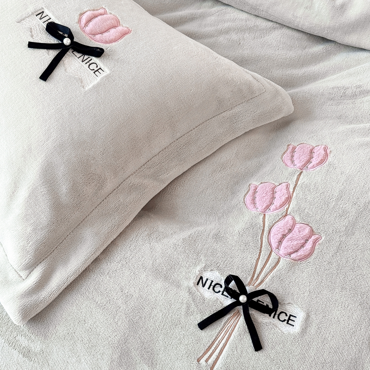 91家纺网 家纺一手货源 找家纺 恋尚羽家纺 2025新款加厚全消光绣花牛奶绒宽边四件套 灰色