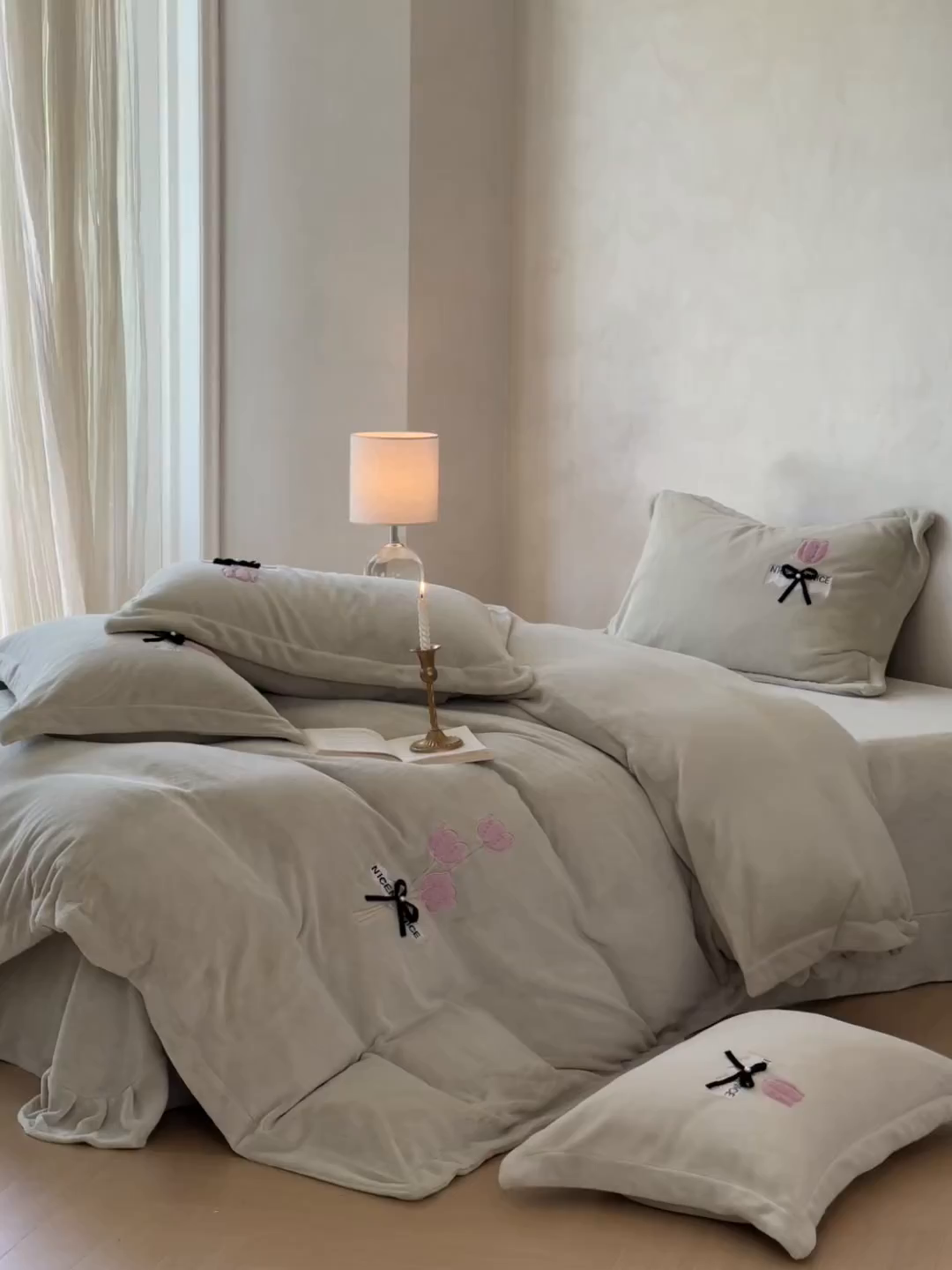 91家纺网 家纺一手货源 找家纺 恋尚羽家纺 2025新款加厚全消光绣花牛奶绒宽边四件套 绿色