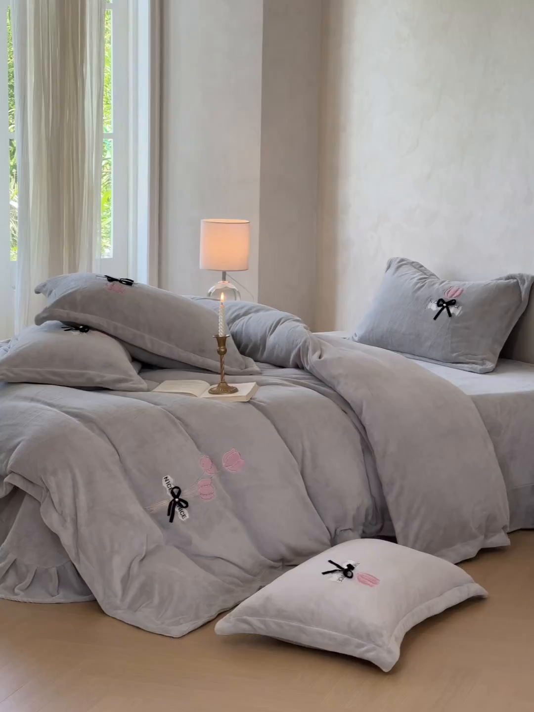91家纺网 家纺一手货源 找家纺 恋尚羽家纺 2025新款加厚全消光绣花牛奶绒宽边四件套 灰色