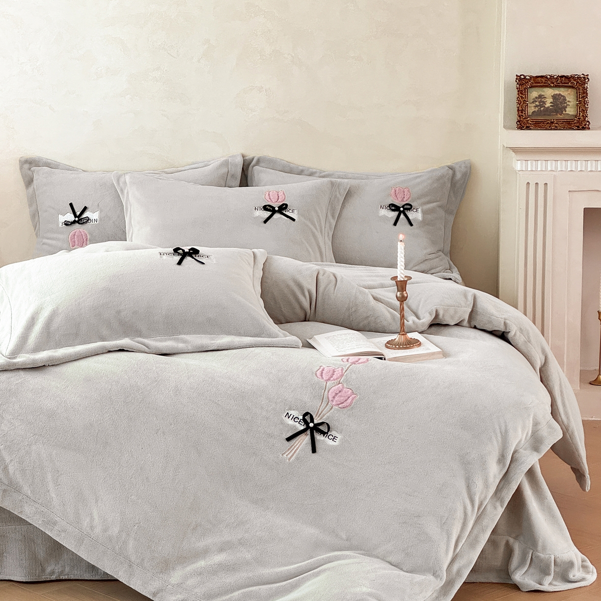 91家纺网 家纺一手货源 找家纺 恋尚羽家纺 2025新款加厚全消光绣花牛奶绒宽边四件套 灰色