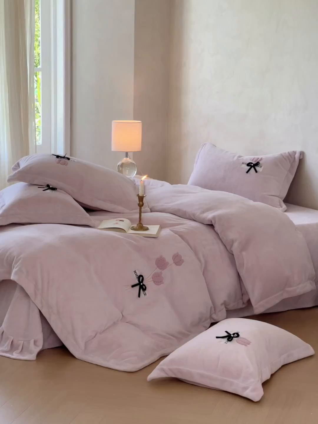 91家纺网 家纺一手货源 找家纺 恋尚羽家纺 2025新款加厚全消光绣花牛奶绒宽边四件套 紫色