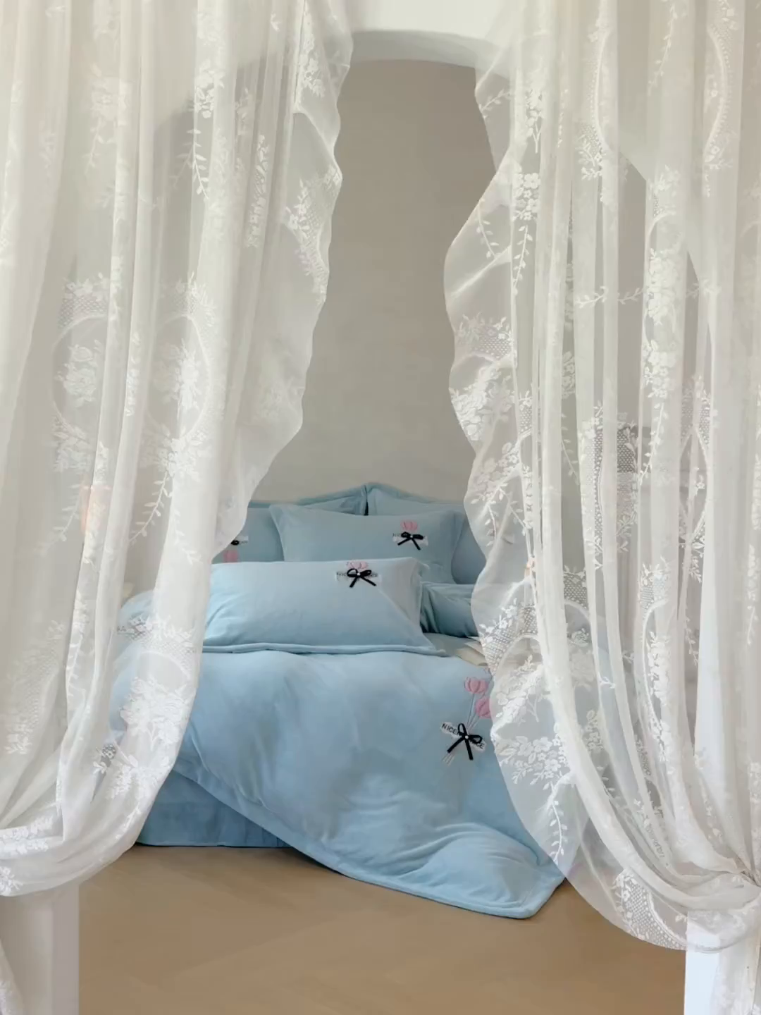 91家纺网 家纺一手货源 找家纺 恋尚羽家纺 2025新款加厚全消光绣花牛奶绒宽边四件套 兰色
