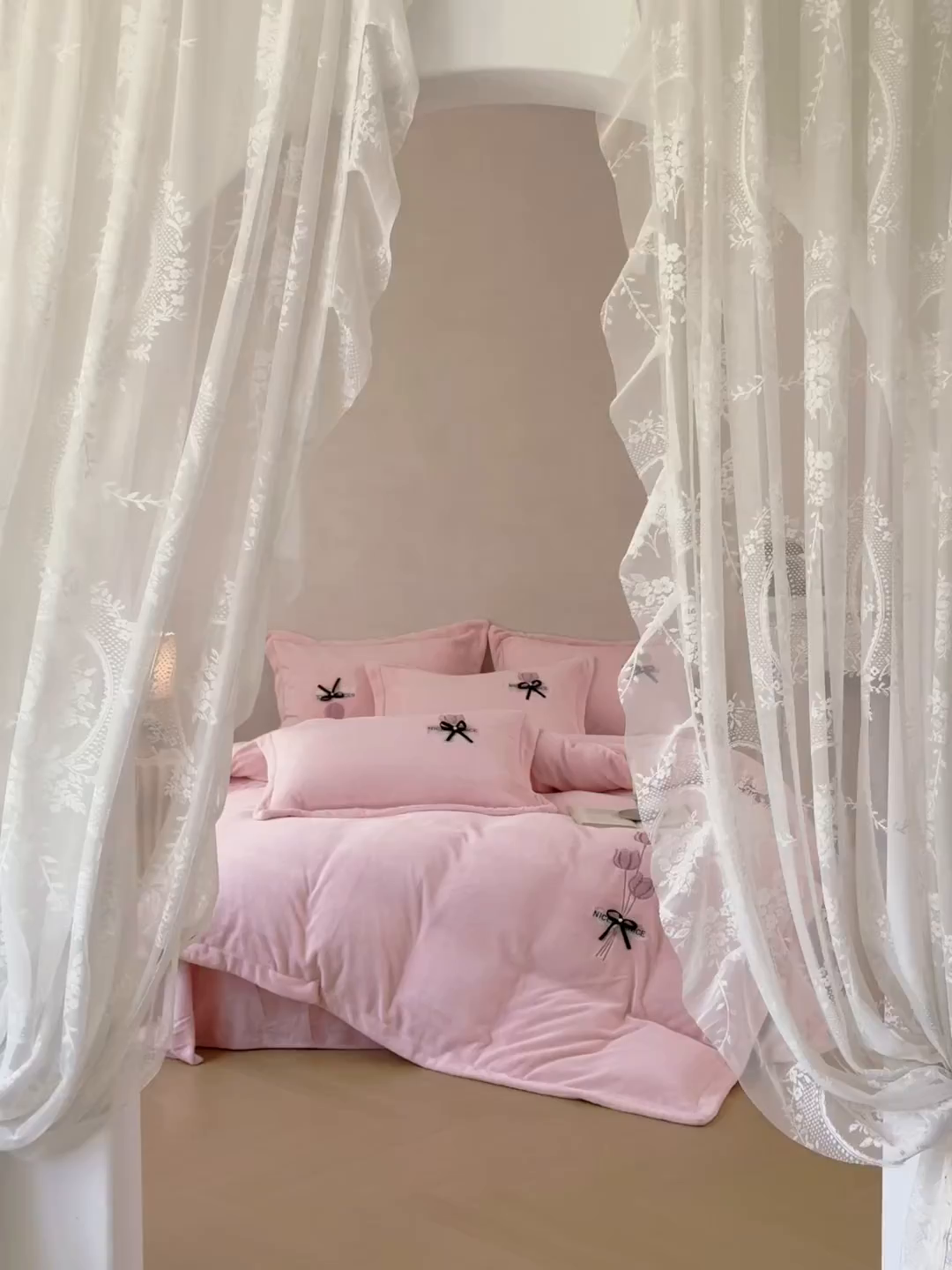91家纺网 家纺一手货源 找家纺 恋尚羽家纺 2025新款加厚全消光绣花牛奶绒宽边四件套 粉色