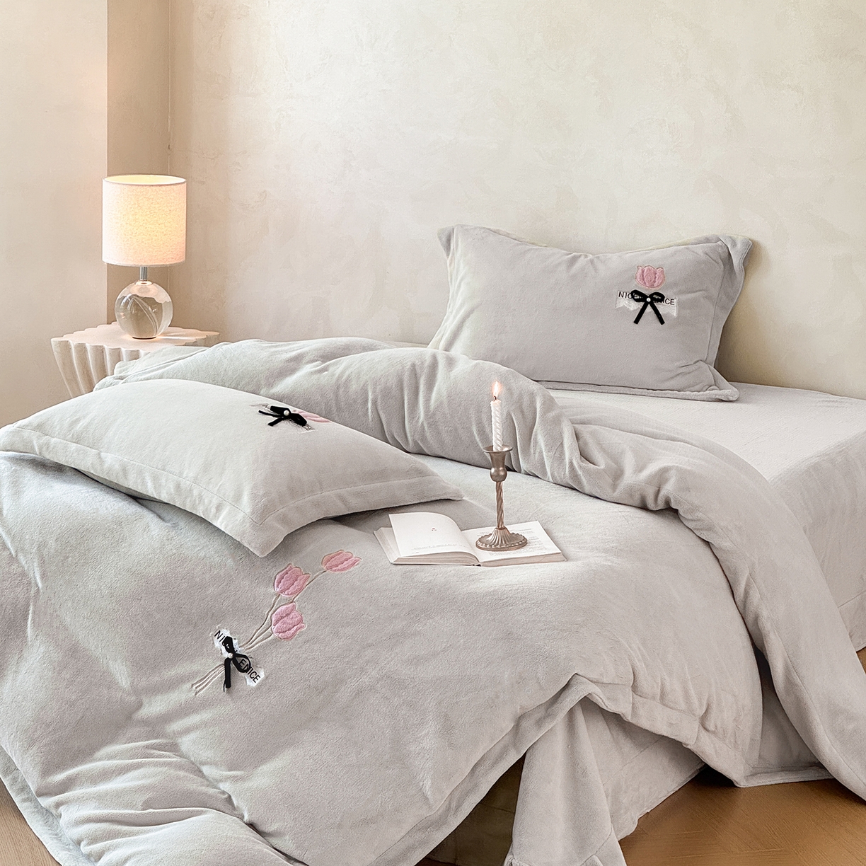 91家纺网 家纺一手货源 找家纺 恋尚羽家纺 2025新款加厚全消光绣花牛奶绒宽边四件套 灰色