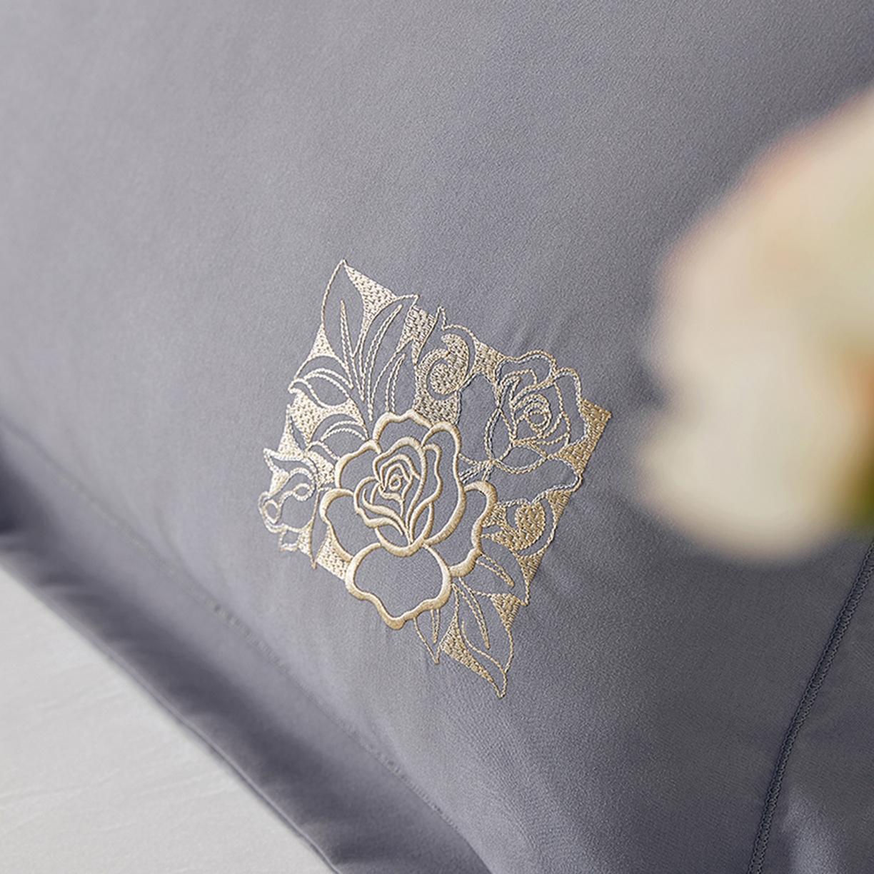 91家纺网 家纺一手货源 找家纺 丰淘家纺 2025新款60水洗棉精美刺绣枕套-国色天香 国色天香-浅灰