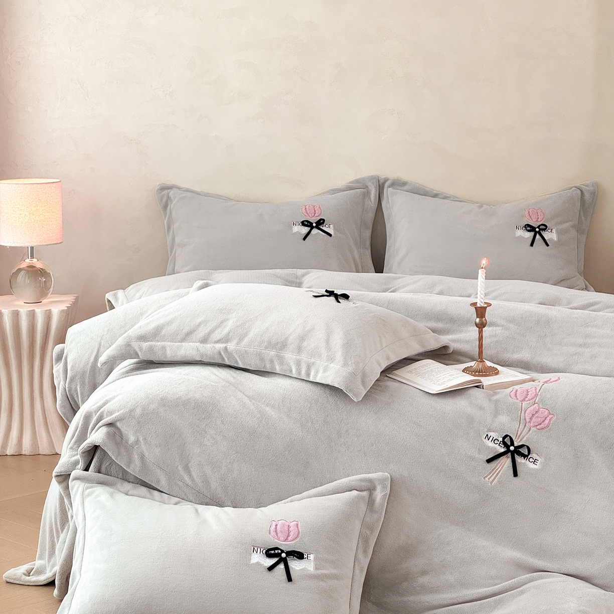 91家纺网 家纺一手货源 找家纺 恋尚羽家纺 2025新款加厚全消光绣花牛奶绒宽边四件套 灰色